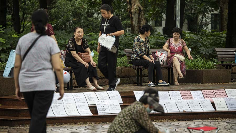 Orangtua memilih pasangan yang cocok dan baik untuk anak-anak mereka pada hari Sabtu, kemudian mereka mengatur pertemuan. (Qilai Shen/Bloomberg)