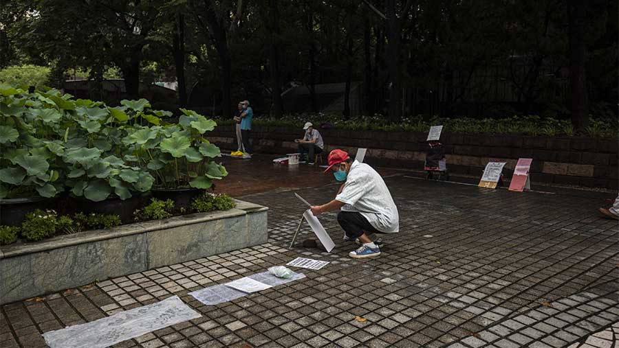 Setiap akhir pekan, orangtua bahkan nenek-kakek berkumpul untuk ikut Pasar jodoh.  (Qilai Shen/Bloomberg)