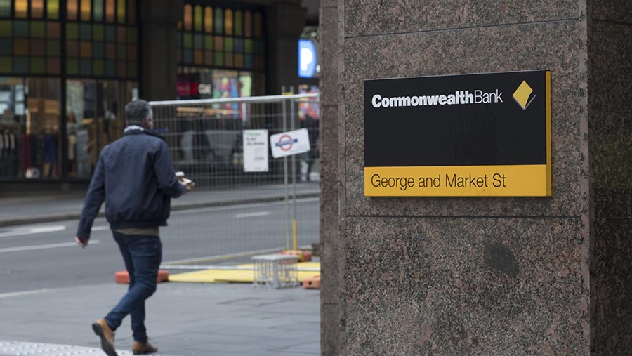 Penanda di luar cabang Commonwealth Bank of Australia (CBA) di Sydney, Australia, Jumat (58/2022). (Brent Lewin/Bloomberg)