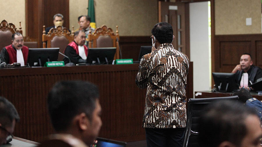 Mantan Menkominfo Johnny G Plate menjalani sidang perdana di Pengadilan Tipikor Jakarta, Selasa (27/6/2023). (Bloomberg Technoz/ Andrean Kristianto)