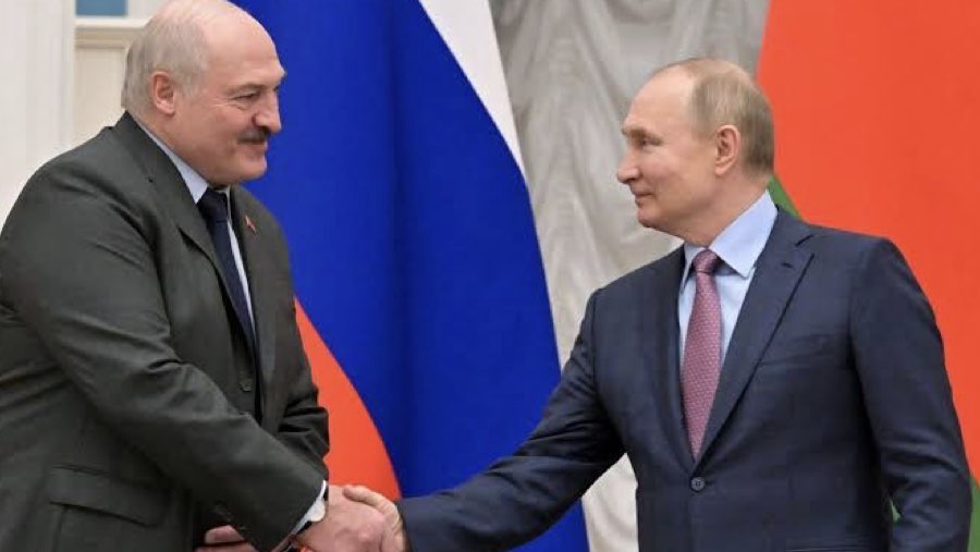 Alexander Lukashenko dan Vladimir Putin (Sumber: Bloomberg)