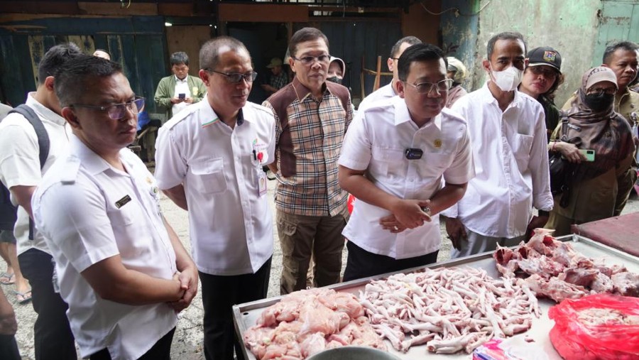 Sidak Kepala Bapanas Arief Prasetyo Adi ke Pasar Palmerah, Jakarta Barat untuk memantau harga daging ayam ras pada Selasa (27/6/2023)./Dok. Bapanas