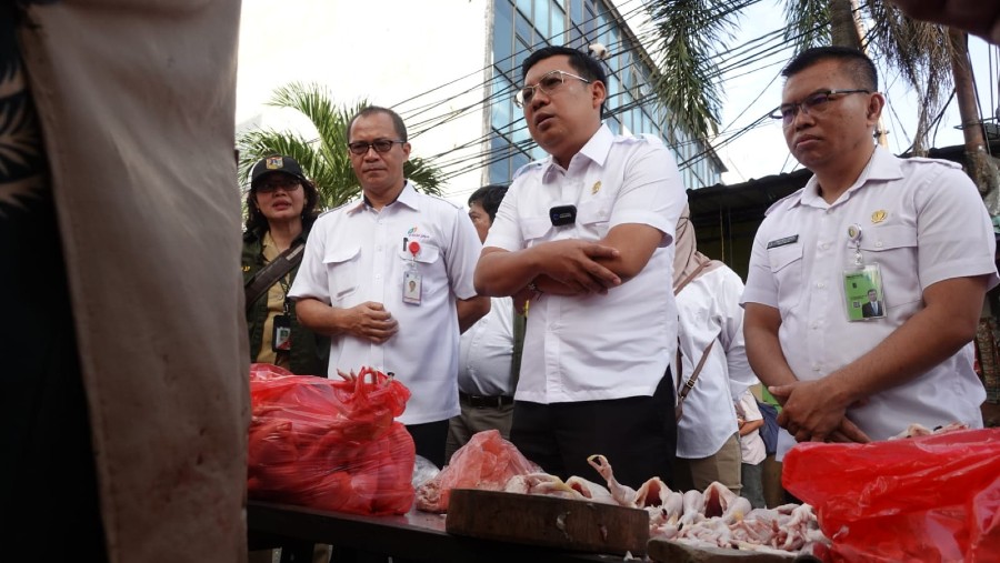 Sidak Kepala Bapanas Arief Prasetyo Adi ke Pasar Palmerah, Jakarta Barat untuk memantau harga daging ayam ras pada Selasa (27/6/2023)./Dok. Bapanas