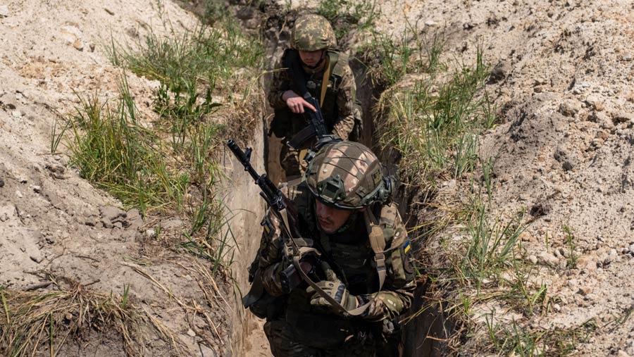 Anggota Brigade Pengawal Nasional Bureviy berlatih perang parit di kawasan hutan dekat Kyiv, Ukraina, Kamis (22/6/2023). (Seth Herald/Bloomberg)
