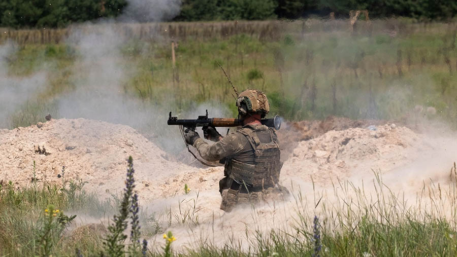 Anggota Brigade Bureviy menembakkan granat berpeluncur roket saat berlatih di hutan dekat Kyiv, Ukraina, Kamis (22/6/2023). (Seth Herald/Bloomberg)