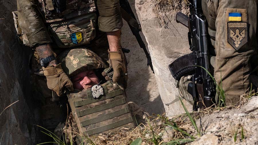 Para prajurit tersebut juga berlatih mengevakuasi rekannya yang terluka, (Seth Herald/Bloomberg)