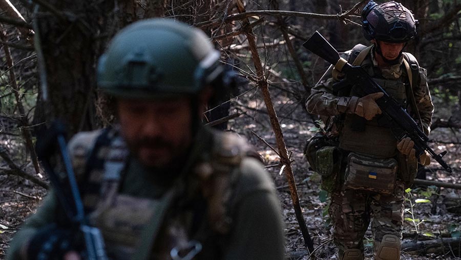 Anggota Brigade Pengawal Nasional Bureviy berlatih militer di kawasan hutan dekat Kyiv, Ukraina, Kamis (22/6/2023). (Seth Herald/Bloomberg)