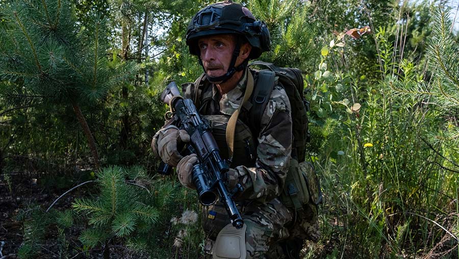 Mereka berlatih menembak sasaran yang nantinya ditujukan ke tentara Rusia. (Seth Herald/Bloomberg)