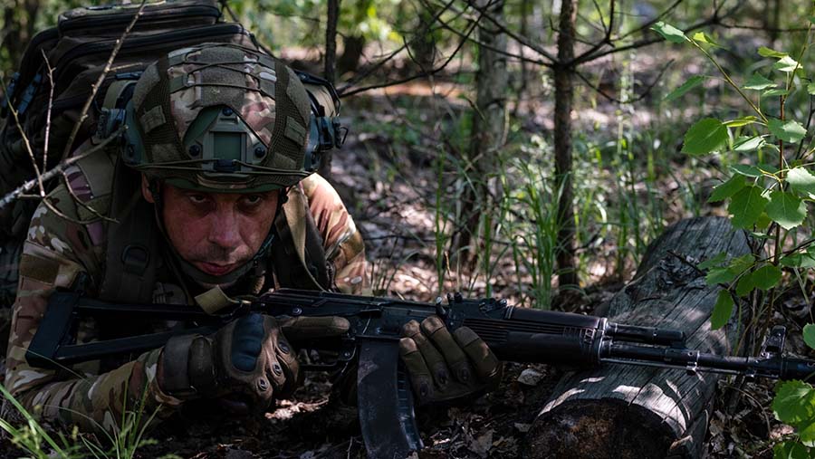 Anggota Brigade Bureviy berlatih manuver ofensif selama latihan di kawasan hutan dekat Kyiv, Ukraina, Kamis (22/6/2023). (Seth Herald/Bloomberg)