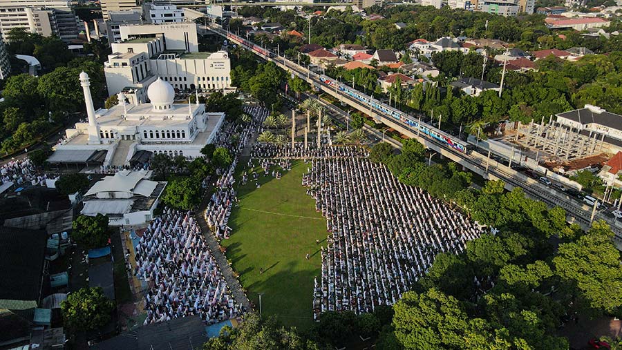 Umat muslim Muhammadiyah melaksanakan salat Idul Adha di Masjid Agung Al Azhar, Jakarta, Rabu (28/6/2023). (Bloomberg Technoz/ Andrean Kristianto)