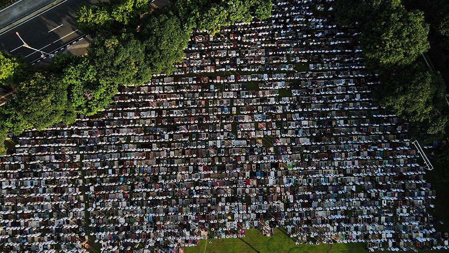 Pelaksanaan salat baru dimulai pukul 07.00. (Bloomberg Technoz/ Andrean Kristianto)