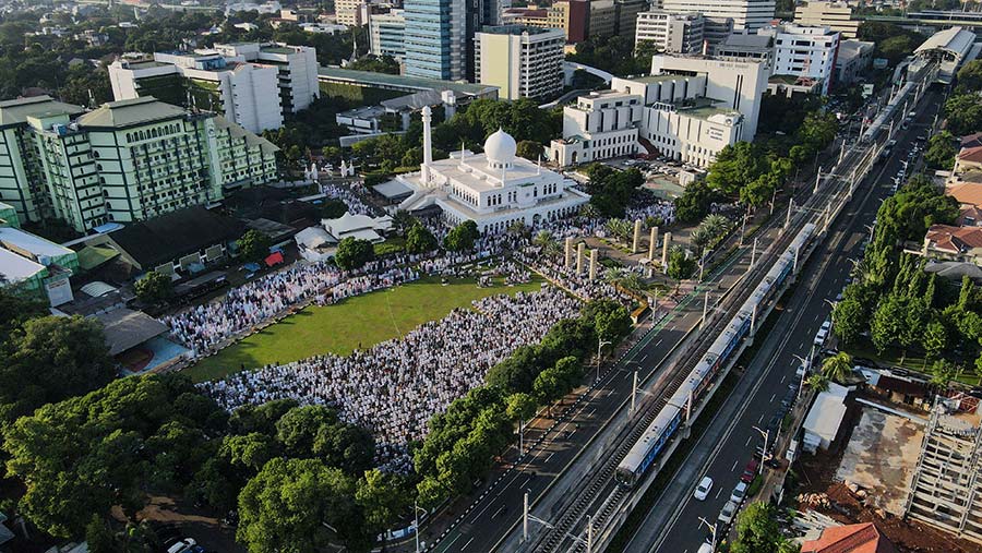 Warga Muhammadiyah sudah mendatangi Masjid sejak pukul 06.00 pagi. (Bloomberg Technoz/ Andrean Kristianto)