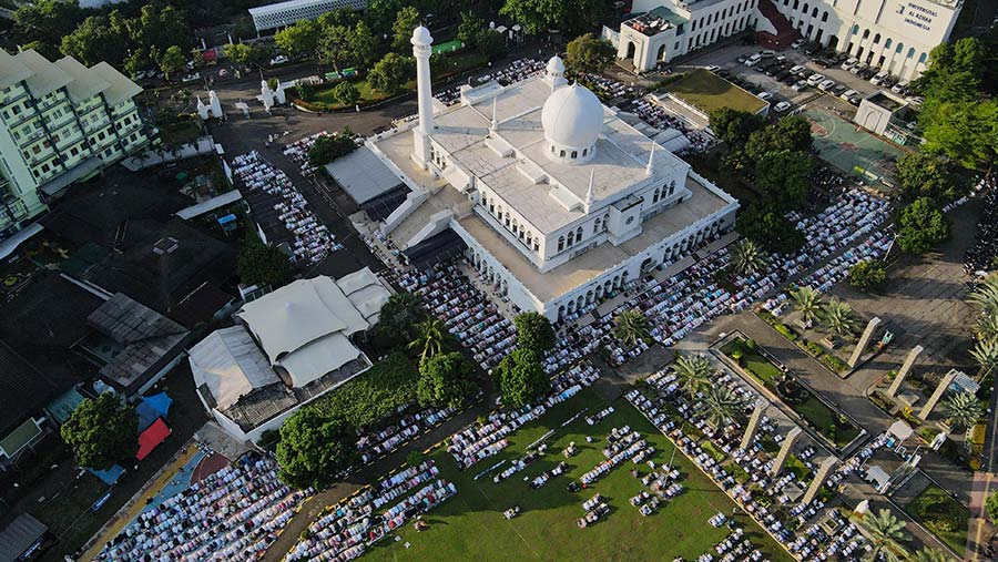 Mereka datang ke Masjid lalu mengambil tempat di barisan yang telah disiapkan. (Bloomberg Technoz/ Andrean Kristianto)