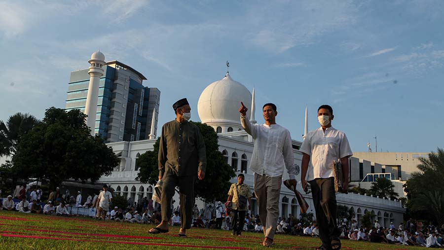 Umat muslim Muhammadiyah bersiap untuk salat Idul Adha di Masjid Agung Al Azhar, Jakarta, Rabu (28/6/2023). (Bloomberg Technoz/ Andrean Kristianto)