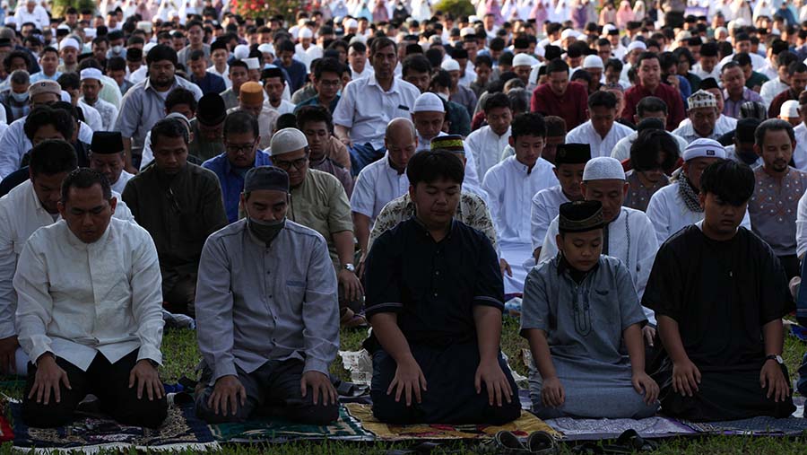 Ilustrasi Umat Muslim menjalankan ibadah sholat. (Bloomberg Technoz/ Andrean Kristianto)