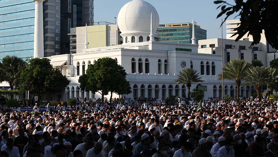 Umat muslim Muhammadiyah melaksanakan salat Idul Adha di Masjid Agung Al Azhar, Jakarta, Rabu (28/6/2023). (Bloomberg Technoz/ Andrean Kristianto)