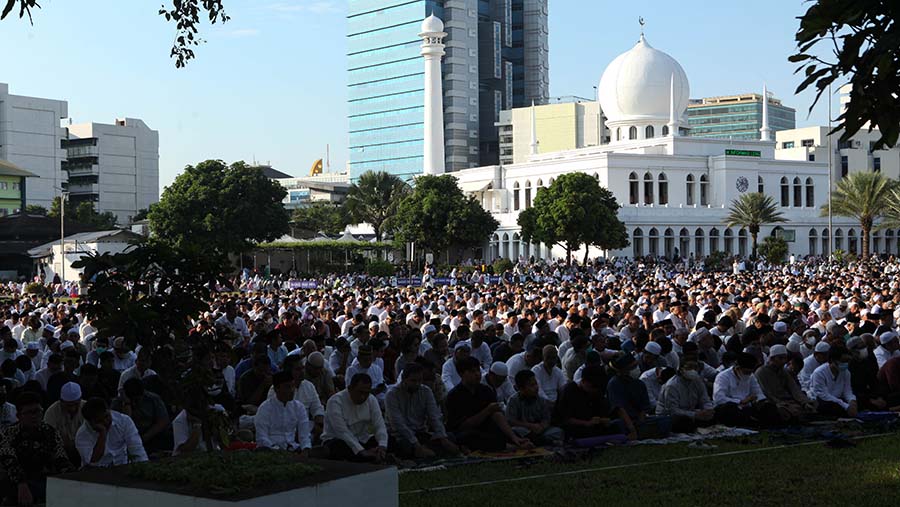 Pelaksanaan salat tersebut berbeda dengan keputusan pemerintah yang baru melaksanakan salat besok. (Bloomberg Technoz/ Andrean Kristianto)