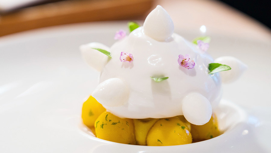 Tart Mangga Miyazaki di Odette. (Nicky Loh/Bloomberg)