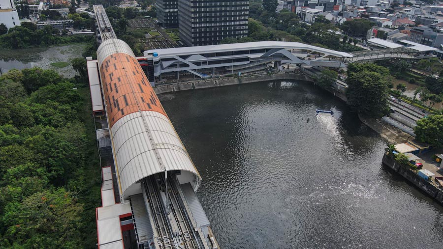 Terdapat serambi temu Dukuh Atas yang menghubungkan Stasiun LRT Jabodebek dengan Stasiun KRL Sudirman (Bloomberg Technoz/ Andrean Kristianto)