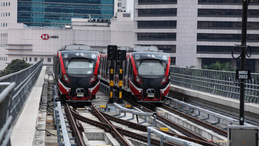 Kereta ringan atau Light Rail Transit (LRT) berhenti di Stasiun LRT Dukuh Atas, Jakarta, Rabu (28/6/2023). (Bloomberg Technoz/ Andrean Kristianto)