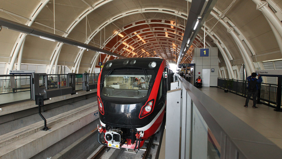 Kereta ringan atau Light Rail Transit (LRT) berhenti di Stasiun LRT Dukuh Atas, Jakarta, Rabu (28/6/2023). (Bloomberg Technoz/ Andrean Kristianto)