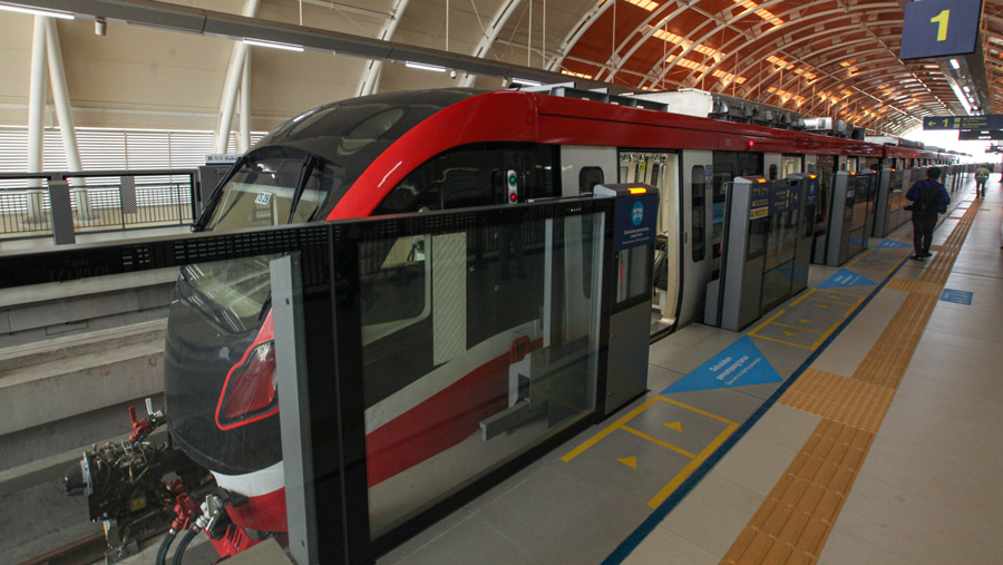 Kereta ringan atau Light Rail Transit (LRT) berhenti di Stasiun LRT Dukuh Atas, Jakarta, Rabu (28/6/2023). (Bloomberg Technoz/ Andrean Kristianto)