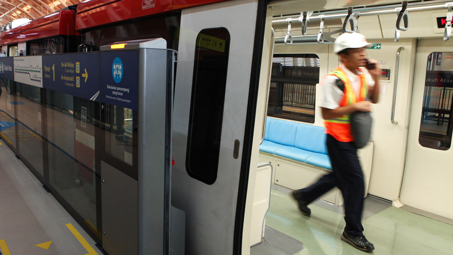 Kereta ringan atau Light Rail Transit (LRT) berhenti di Stasiun LRT Dukuh Atas, Jakarta, Rabu (28/6/2023). (Bloomberg Technoz/ Andrean Kristianto)