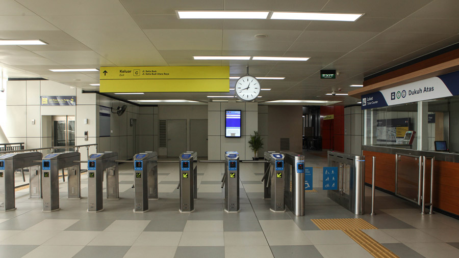 Tercatat ada 18 stasiun yang bakal disinggahi oleh LRT Jabodebek. (Bloomberg Technoz/ Andrean Kristianto)