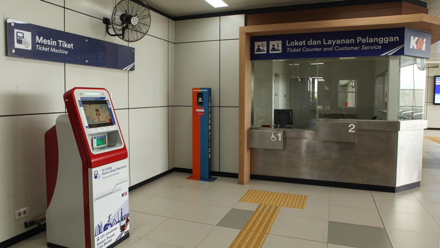 LRT Jabodebek akan melayani masyarakat dengan dua lintas perjalanan, yakni lintas Cibubur dan lintas Bekasi. (Bloomberg Technoz/ Andrean Kristianto)