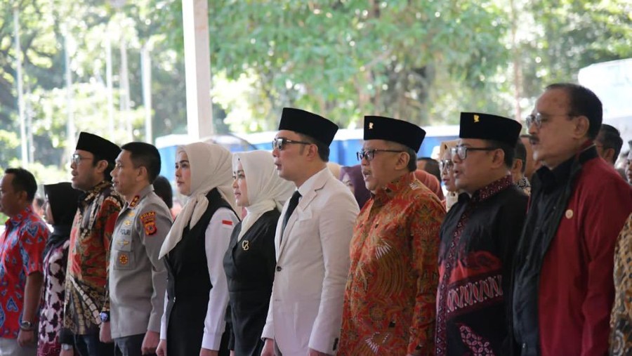 Gubernur Jabar Ridwan Kamil (tengah) di acara Groundbreaking Monumen Plaza Ir Soekarno (Twitter Ridwan Kamil)