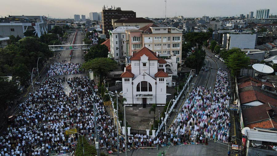 Mereka menunaikan salat di jalan dekat Gereja Koinonia. (Bloomberg Technoz/ Andrean Kristianto)