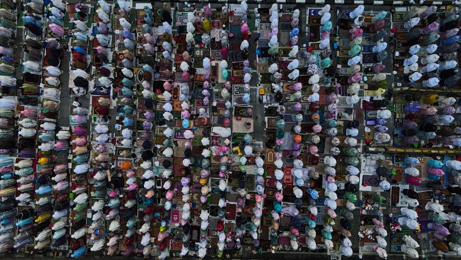 Jemaah memenuhi seluruh ruas jalan yang panjangnya mencapai 350 meter di kanan dan kiri gereja. (Bloomberg Technoz/ Andrean Kristianto)