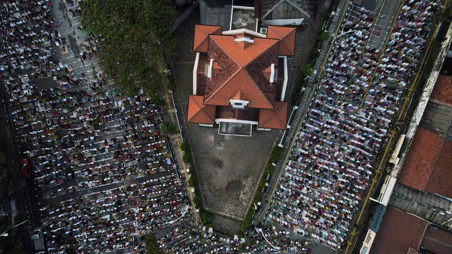 Bangunan gereja memisahkan barisan jemaah perempuan dan laki-laki. (Bloomberg Technoz/ Andrean Kristianto)