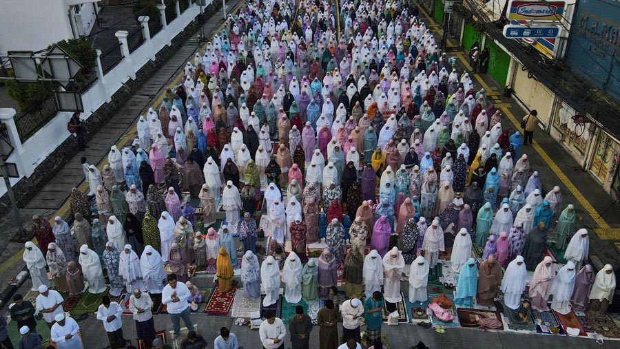 Umat muslim menunaikan salat Iduladha di kawasan Jatinegera Jakarta Timur, Kamis (29/6). (Bloomberg Technoz/ Andrean Kristianto)