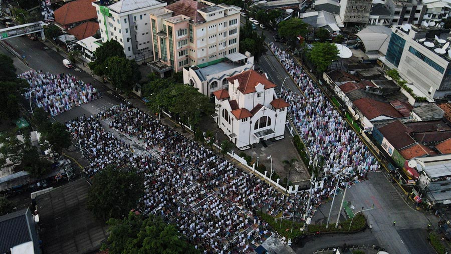 Umat muslim menunaikan salat Iduladha di kawasan Jatinegera Jakarta Timur, Kamis (29/6). (Bloomberg Technoz/ Andrean Kristianto)