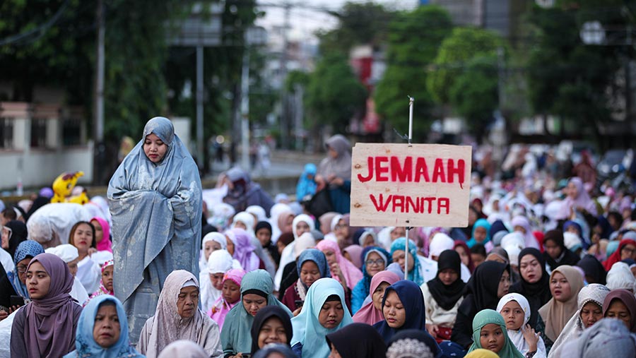 Para jemaah sudah mulai berdatangan pada pukul 06.00 WIB. (Bloomberg Technoz/ Andrean Kristianto)