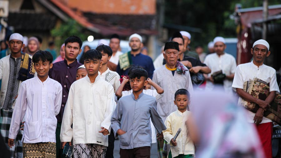 Umat muslim bersiap menunaikan salat Iduladha di kawasan Jatinegera Jakarta Timur, Kamis (29/6/2023). (Bloomberg Technoz/ Andrean Kristianto)