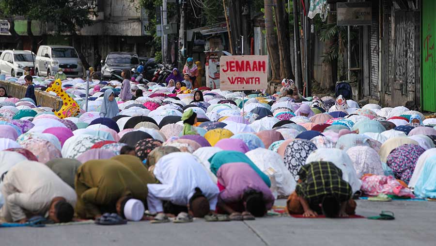 Warga  Muhammadiyah.telah menunaikan salat Iduladha kemarin, Rabu (28/6/2023). (Bloomberg Technoz/ Andrean Kristianto)