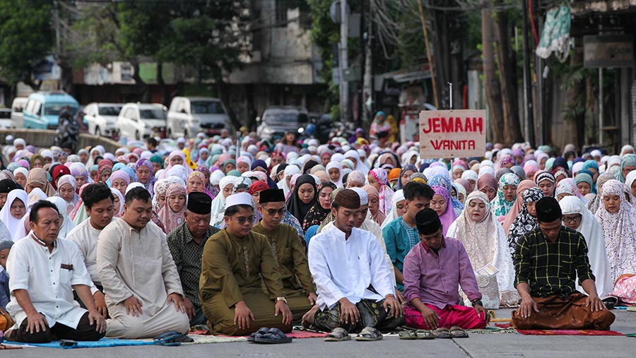 Umat muslim menunaikan salat Iduladha di kawasan Jatinegera Jakarta Timur, Kamis (29/6). (Bloomberg Technoz/ Andrean Kristianto)