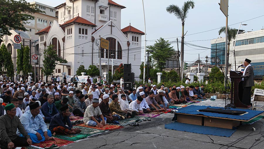 Umat muslim menunaikan salat Iduladha di kawasan Jatinegera Jakarta Timur, Kamis (29/6). (Bloomberg Technoz/ Andrean Kristianto)