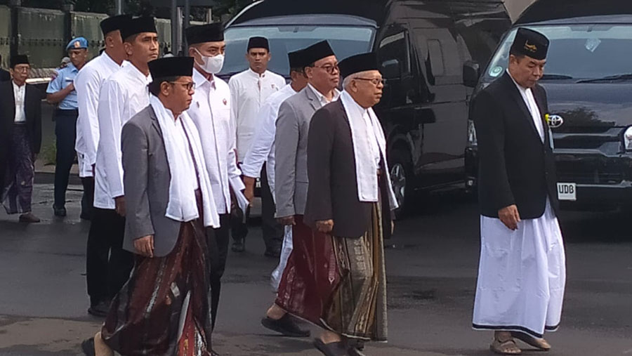 Wapres Ma'ruf Amin menyerahkan hewan sapi jenis Limousin yang berbobot 1,1 ton di Masjid Istiqlal, Jakarta. (Bloomberg Technoz/ Sultan Ibnu Affan)