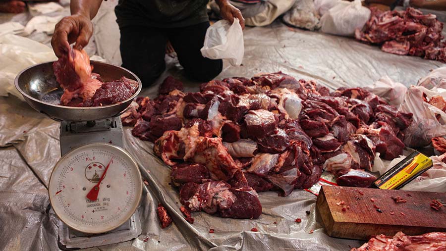 Setiap daging yang disalurkan seberat 1 kilogram. (Bloomberg Technoz/ Andrean Kristianto)