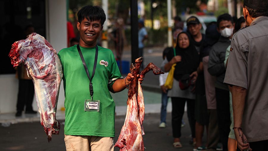 Petugas membawa daging kurban di Masjid Cut Meutia, Jakarta, Kamis (29/6/2023). (Bloomberg Technoz/ Andrean Kristianto)