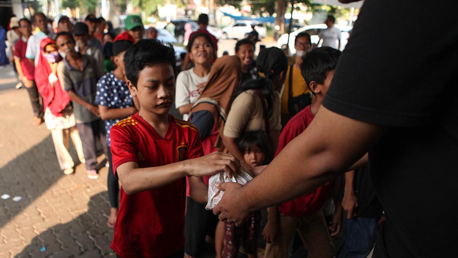 Tak semua warga yang mengatre mendapatkan pembagian daging tersebut karena jumlahnya terbatas. (Bloomberg Technoz/ Andrean Kristianto)