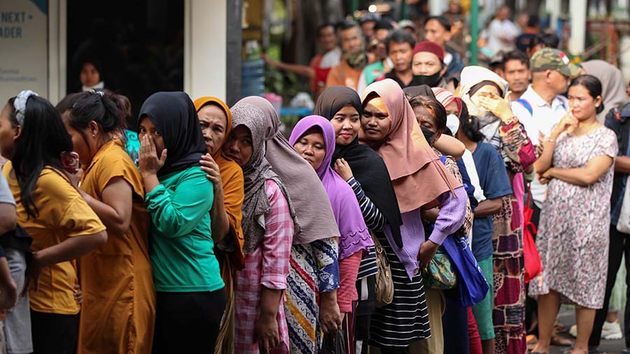 Mereka yang mengantre adalah warga yang tak mendapatkan kupon pembagian daging kurban. (Bloomberg Technoz/ Andrean Kristianto)