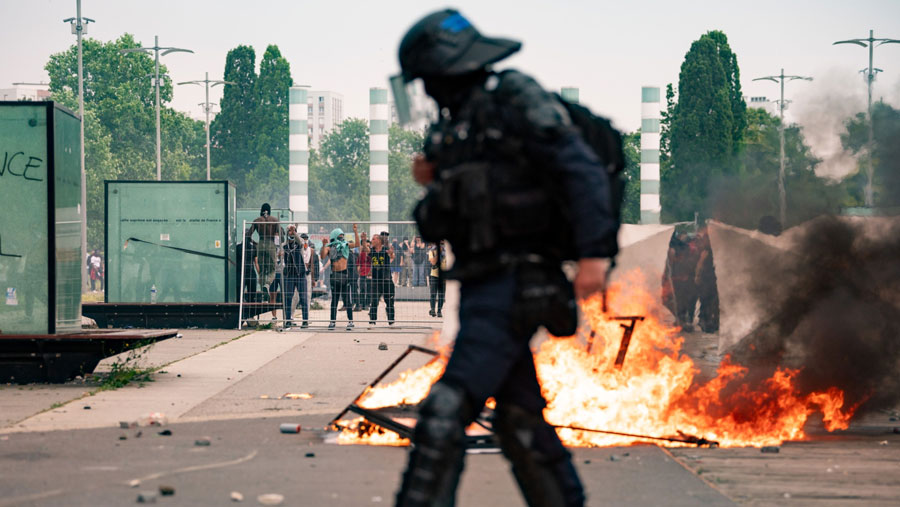 Bentrokan polisi dengan pedemo yang memprotes penembakan remaja di pinggiran Nanterre Paris, Prancis, Kamis, (29/6/2023). (Benjamin Girette/Bloomberg)