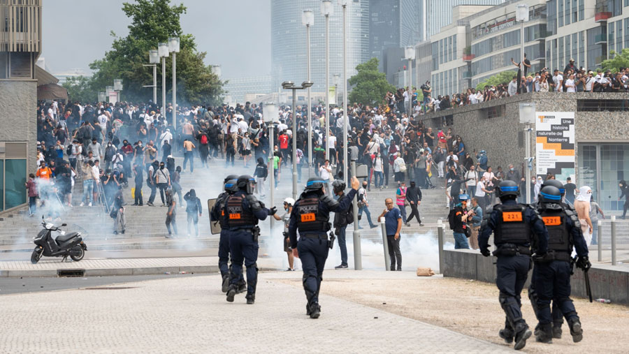 Bentrokan polisi dengan pedemo yang memprotes penembakan remaja di pinggiran Nanterre Paris, Prancis, Kamis, (29/6/2023). (Benjamin Girette/Bloomberg)