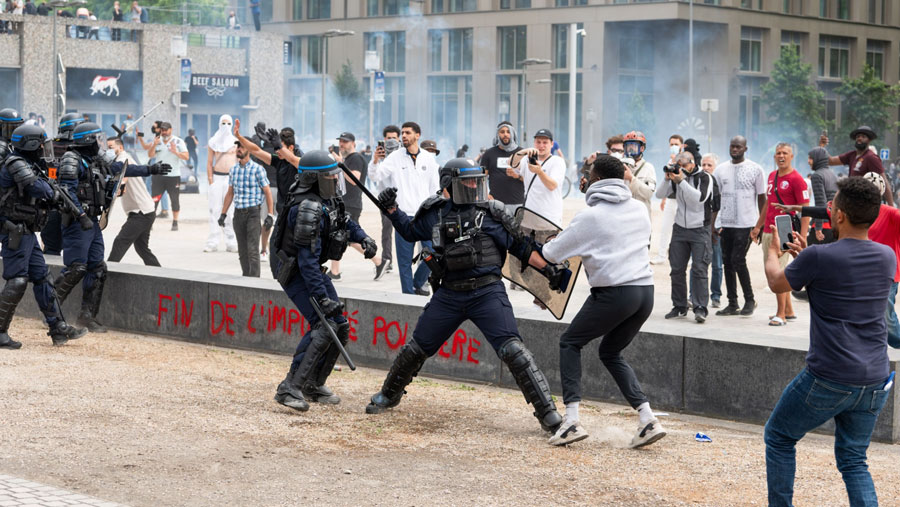 Bentrokan polisi dengan pedemo yang memprotes penembakan remaja di pinggiran Nanterre Paris, Prancis, Kamis, (29/6/2023). (Benjamin Girette/Bloomberg)