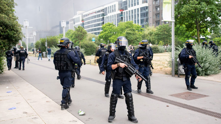Bentrokan polisi dengan pedemo yang memprotes penembakan remaja di pinggiran Nanterre Paris, Prancis, Kamis, (29/6/2023). (Benjamin Girette/Bloomberg)