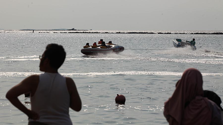 Pengunjung berlibur di kawasan pantai Ancol, Jakarta, Jumat (30/4/2023). (Bloomberg Technoz/ Andrean Kristianto)